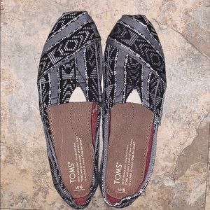 Tom’s black, white and gray Aztec print